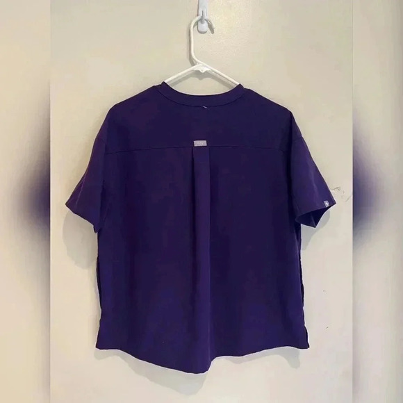 FIGS Technical Collection Purple Mua Pintuck Scrub Short Sleeve Top - Picture 4 of 8